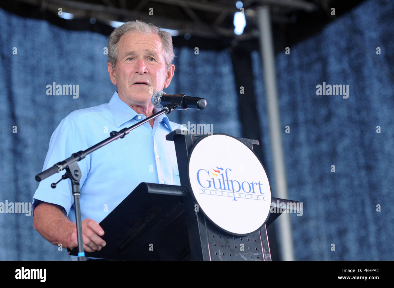 L ex Presidente George W Bush parla durante i primi responder ricordo di Jones Park di Gulfport per l'uragano Katrina del decimo anniversario che il 28 agosto, 2015. Di polizia, vigili del fuoco, militare e per il personale di emergenza da tutto lo stato si sono riuniti per ricordare la lotta e di celebrare il recupero di uno dei peggiori disastri naturali della storia americana. (Mississippi Guardia Nazionale foto di Staff Sgt. Scott Tynes, Mississippi Guardia Nazionale degli affari pubblici/rilasciato) Foto Stock