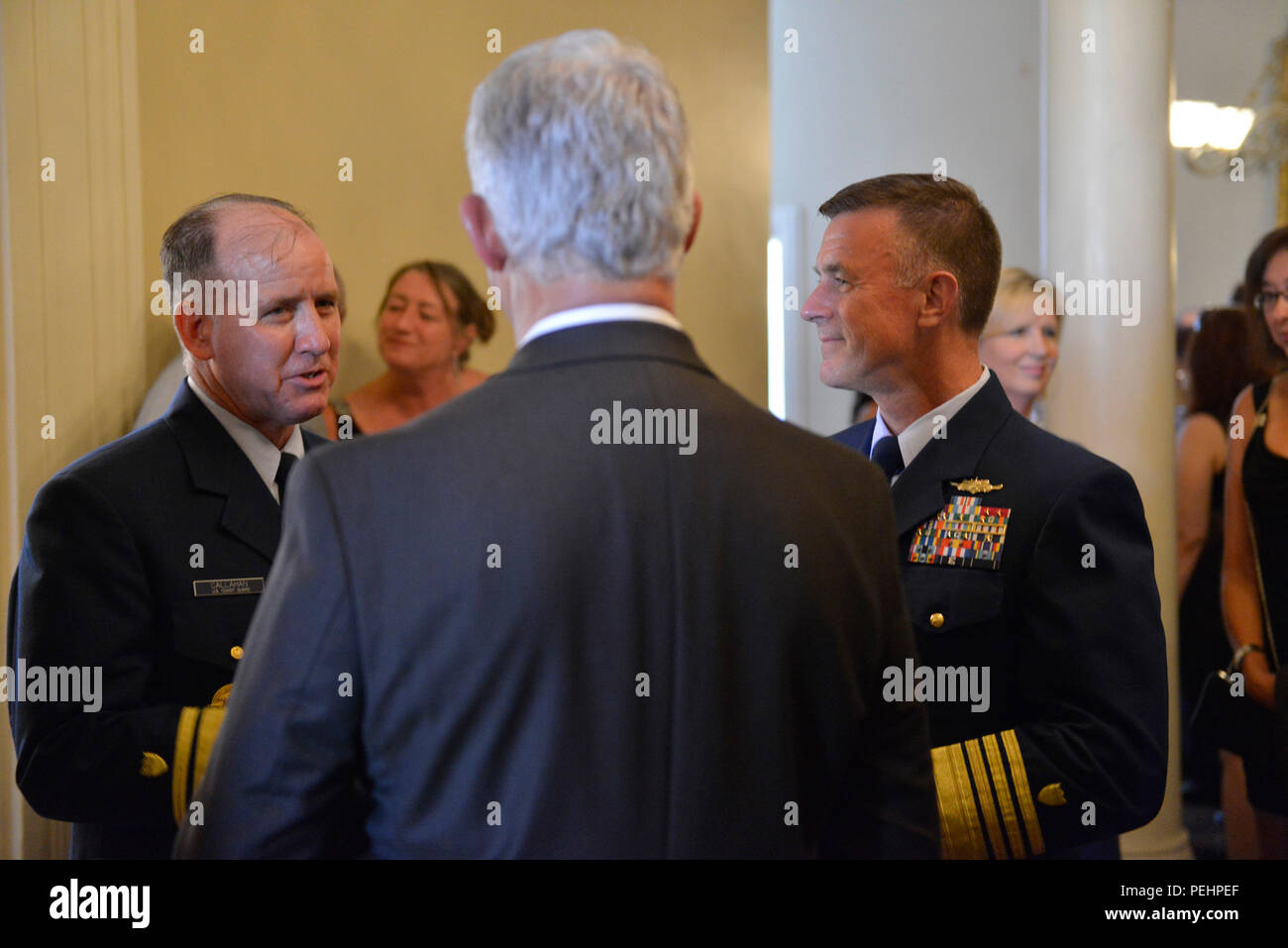 Adm. Paolo Zukunft, comandante, U.S. Coast Guard (destra) e posteriore Adm. David R. Callahan, commander, Coast Guard District otto (sinistra), socializzare a Gallier Hall di New Orleans, durante un ricevimento a Gallier Hall, onorando i soccorritori dall uragano Katrina, Venerdì. (U.S. Coast Guard foto di Sottufficiali di 2a classe di Seth Johnson) Foto Stock