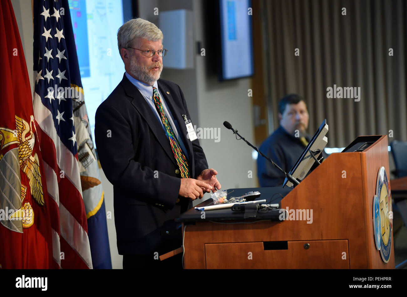 150827-N-PO203-160 Arlington, Virginia (27 agosto 2015) Kurt Yankaskas, un programma ufficiale con l'Ufficio del Naval Research (ONR) warfighter dipartimento delle prestazioni, parla di fattori umani e abitabilità come parte di un pannello durante l'ONR-hosted focus area forum su Expeditionary e guerra irregolare con un accento sull'esplorazione di anfibi ad alta velocità su acqua (AHWS). Il forum è stato progettato per risolvere i problemi di tecnologia che i clienti ad alta velocità di combattimento anfibio veicolo disegni e continuativa per la scienza e la tecnologia relativa al AHWS. (U.S. Navy foto da John F. Williams/rilasciato) Foto Stock