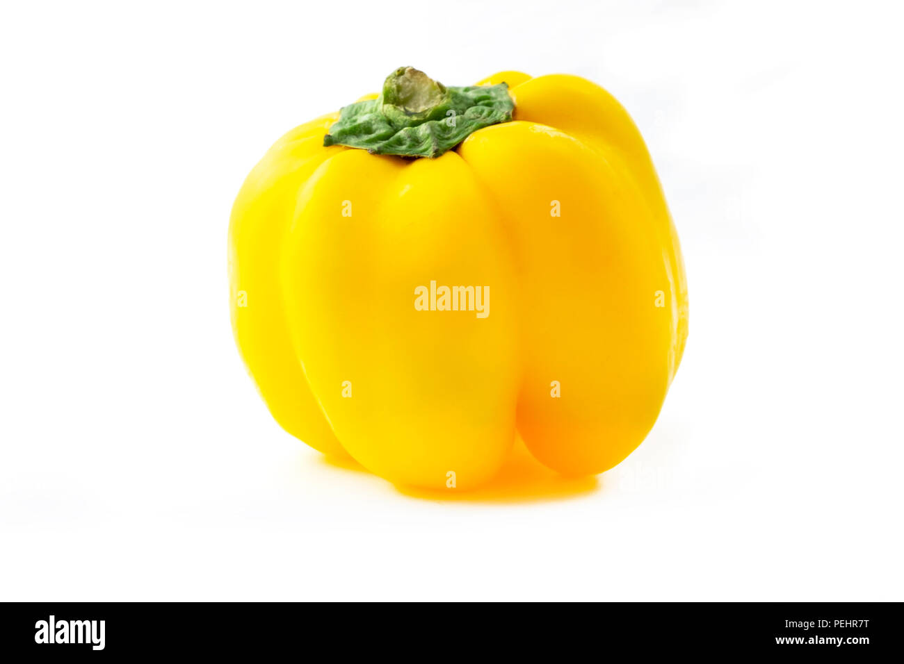 Giallo peperoni (Capsicum annuum) su uno sfondo bianco Foto Stock