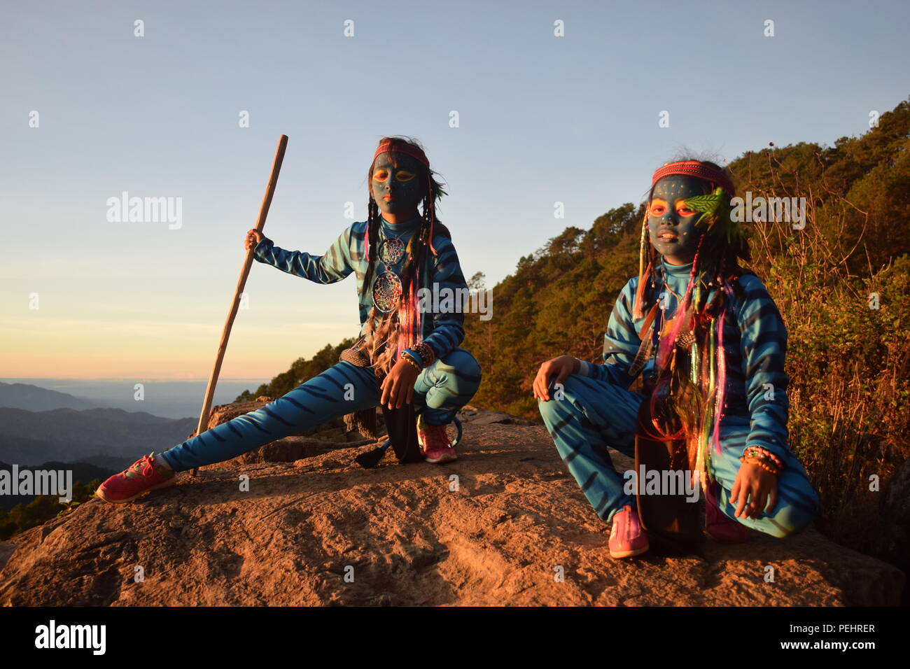 2 giovani ragazze avatar Keytiri & Feytiri arrivati a Mount Ulap prima mattina crepuscolo da un lungo viaggio fino a terra e godere l'alba a corral rock. Foto Stock
