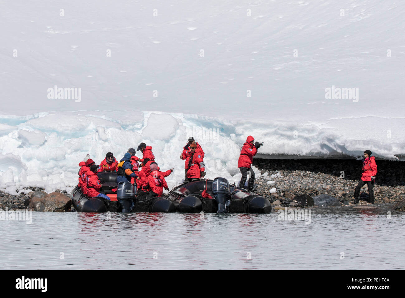 I turisti lo sbarco sulla costa dell'antartico su zodiacs Foto Stock