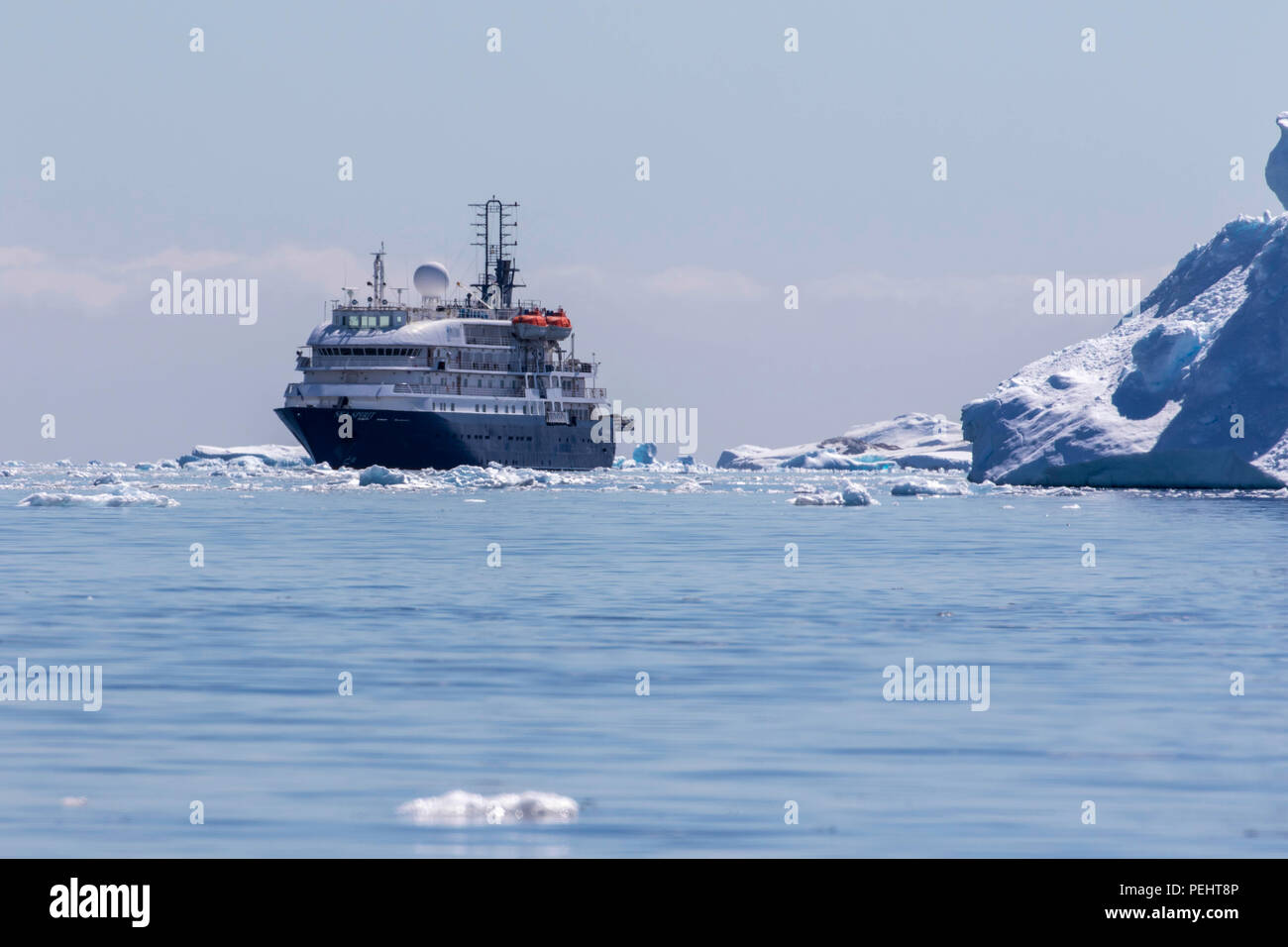 Ghiaccio galleggiante e la nave da crociera al largo della costa di Antartide Foto Stock