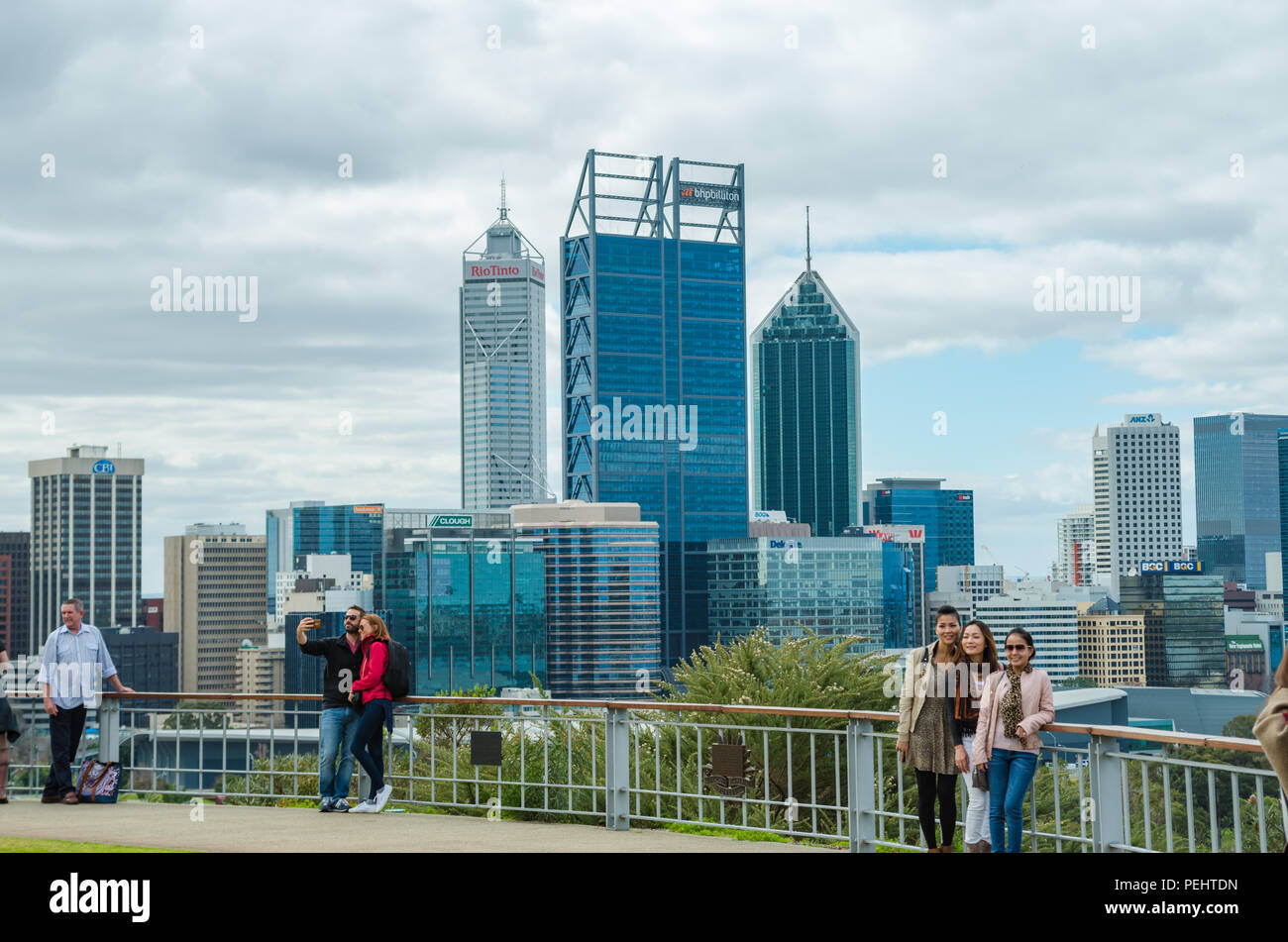 La gente di scattare le foto e guardare lo skyline di Perth, Western Australia, Oceania. Da una piattaforma di osservazione vicino a Kings Park Foto Stock