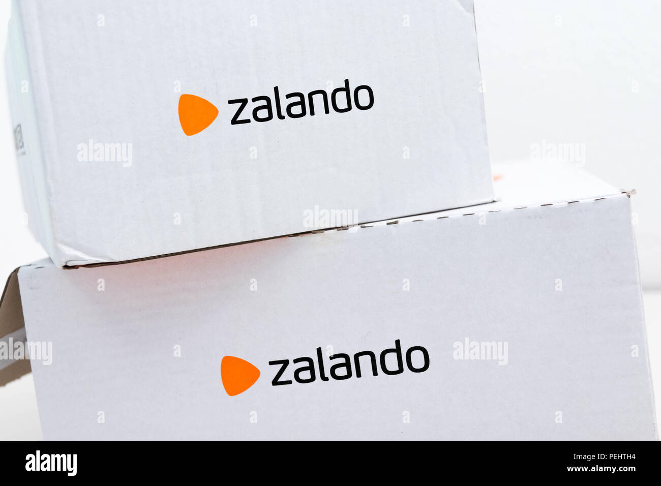 Zalando shopping online vestiti cartone scatola Foto stock - Alamy