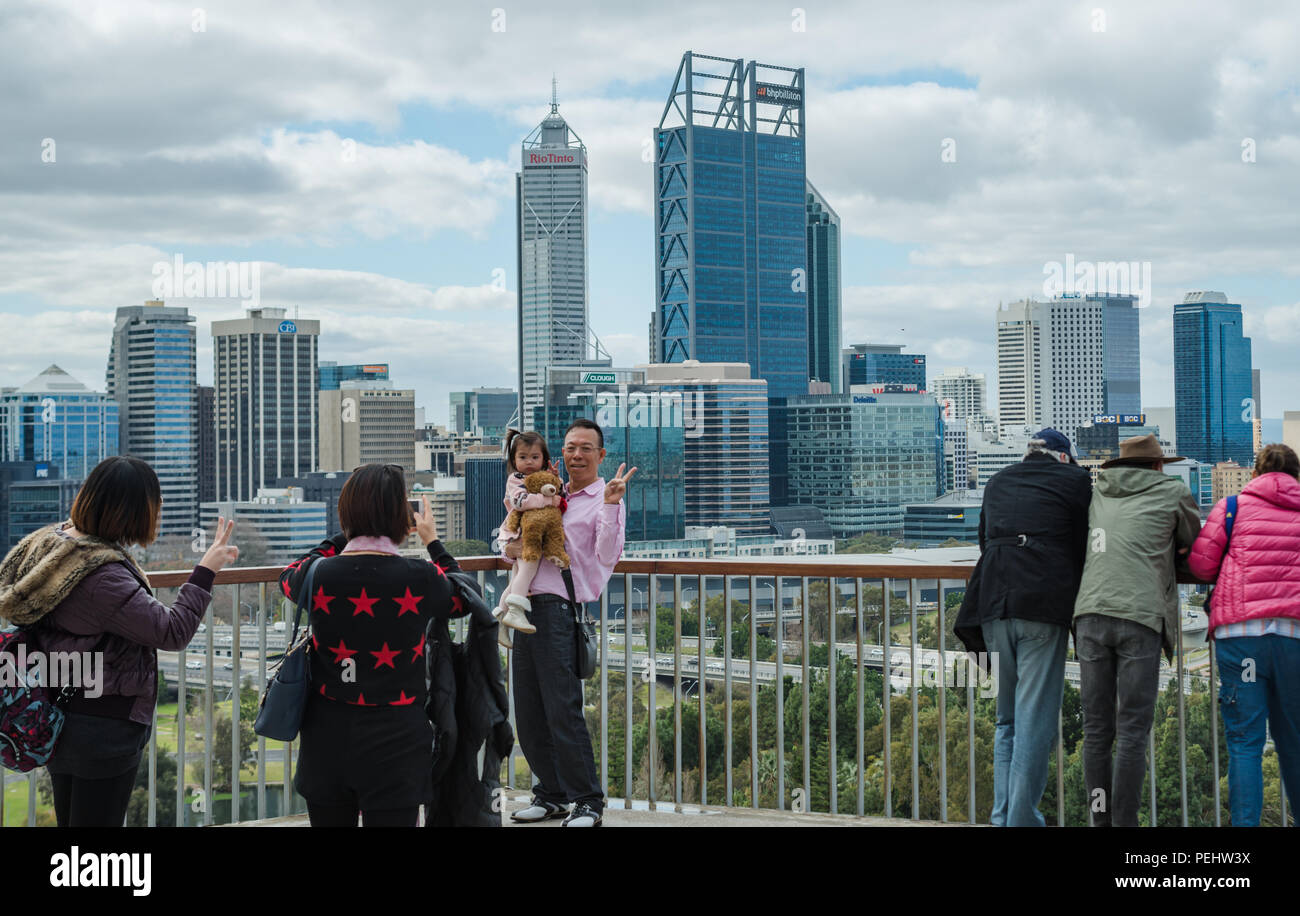 La gente di scattare le foto e guardare lo skyline di Perth, Western Australia, Oceania. Da una piattaforma di osservazione vicino a Kings Park Foto Stock