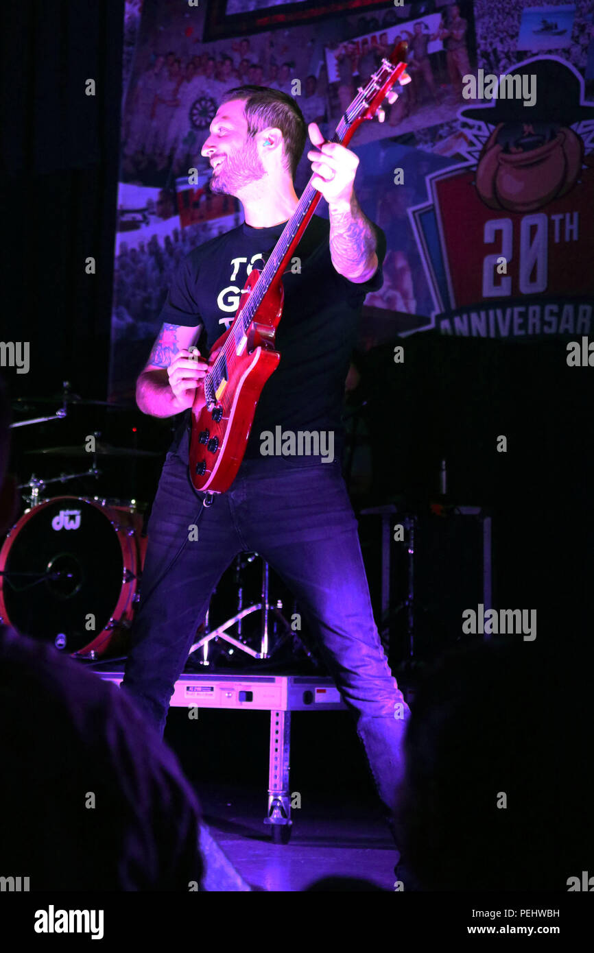 Josh strimpellare esegue per una folla di Marines e marinai durante il "per la Leathernecks IV" di commedia e Tour di intrattenimento al Marine Corps Air Station Cherry Point, N.C., Agosto 21, 2015. L'intrattenimento dal vivo evento era detenuto dal singolo programma marino al fine di concedere ai deputati di servizio un opportunità per rilassarsi e sentirsi apprezzati per il lavoro che fanno per la stazione di aria e la stazione di aria e la seconda aeromobili marino ala. Strimpellare era tra i molti vivono gli animatori che eseguite presso l'evento. Foto Stock