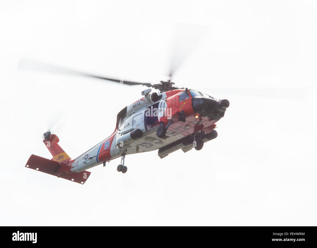 Un U.S. Coast Guard HH-60 Jayhawk elicottero, dalla stazione di aria Astoria esegue una simulazione di soccorso in acqua durante l'esercizio Pathfinder-Minuteman, e il Agosto 5, 2015, a Camp Rilea in Warrenton, Ore. La manifestazione è un giunto multi-agenzia, multi-stato calamità esercizio per prepararsi per il possibile Cascadia zona di subduzione evento. Foto Stock