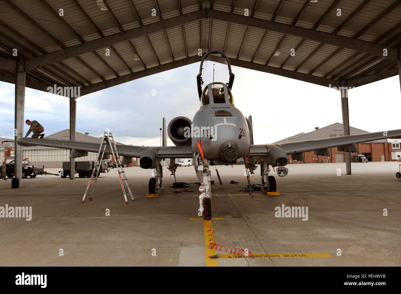 Il personale Sgt. Michael Durga del 127Manutenzione aeromobili squadrone preforme un preflight di ispezione di un'A-10 Thunderbolt II prima di un lancio di una routine di formazione missionaria a Selfridge Air National Guard Base, Mich su agosto 13, 2015. Durga è stato un capo equipaggio per 127AMXS per gli ultimi cinque anni. (Air National Guard Photo by MSgt. David Kujawa/rilasciato) Foto Stock