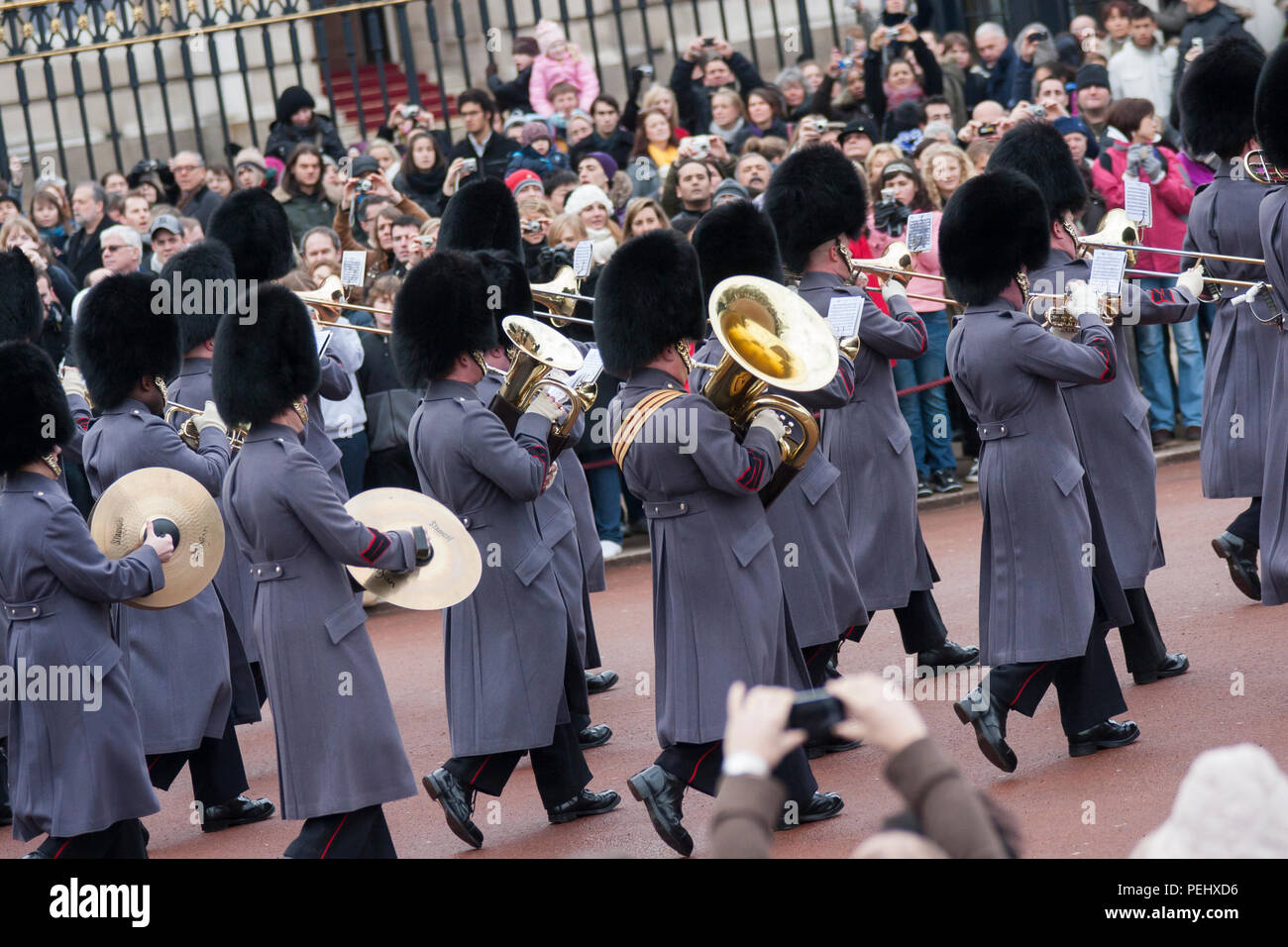 Soldati che marciano durante la cerimonia del Cambio della Guardia a Buckingham Palace a Londra, Inghilterra. Foto Stock