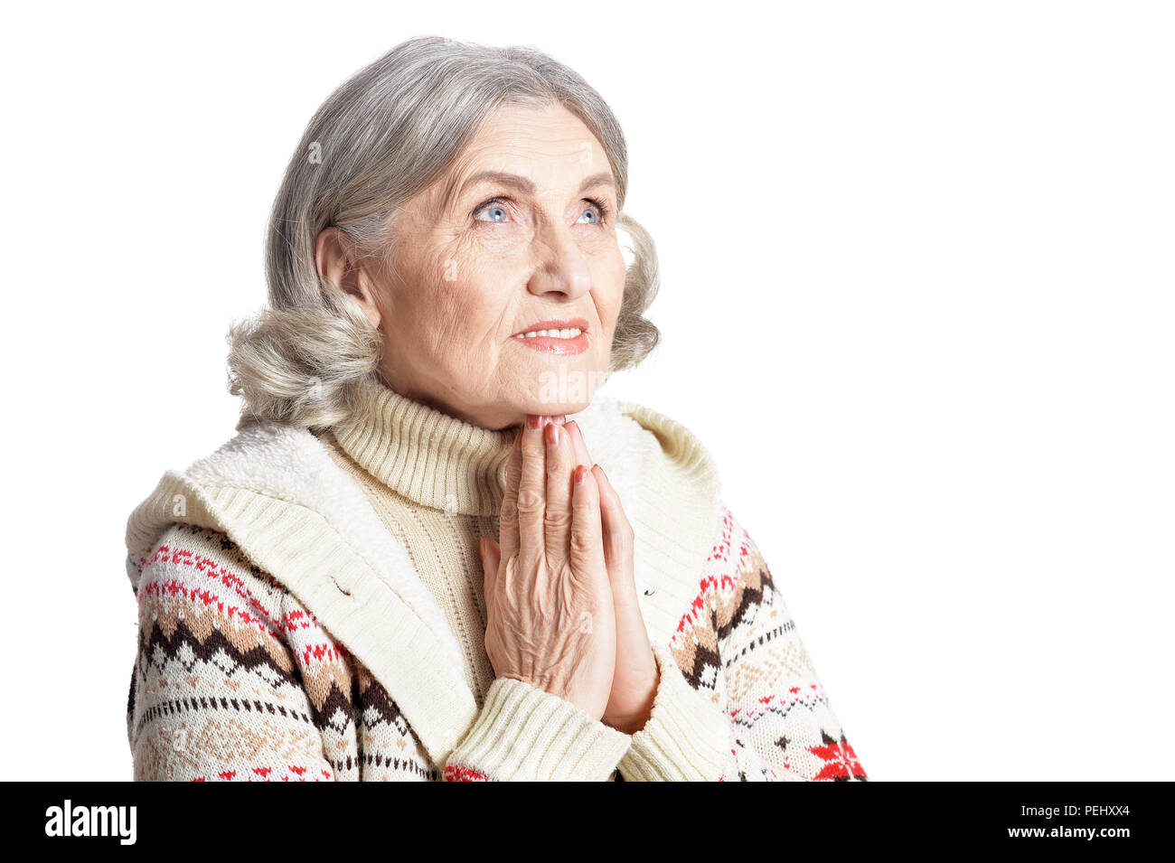 Ritratto di una donna senior pregando isolato Foto Stock