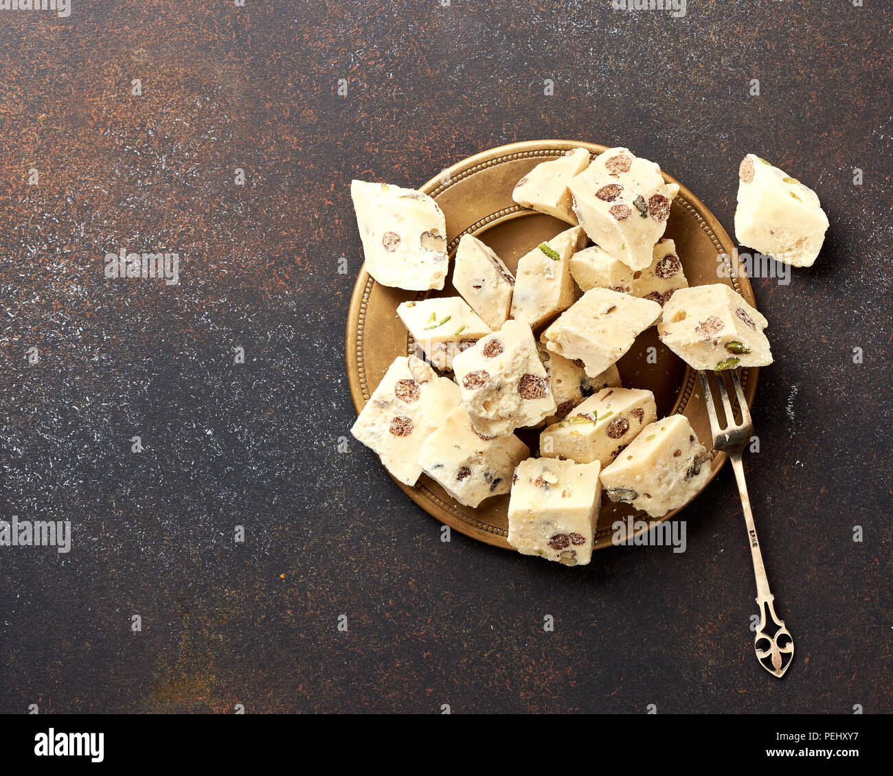 Delicatezza orientale. Halva, dolcezza, dessert su sfondo marrone. Foto Stock