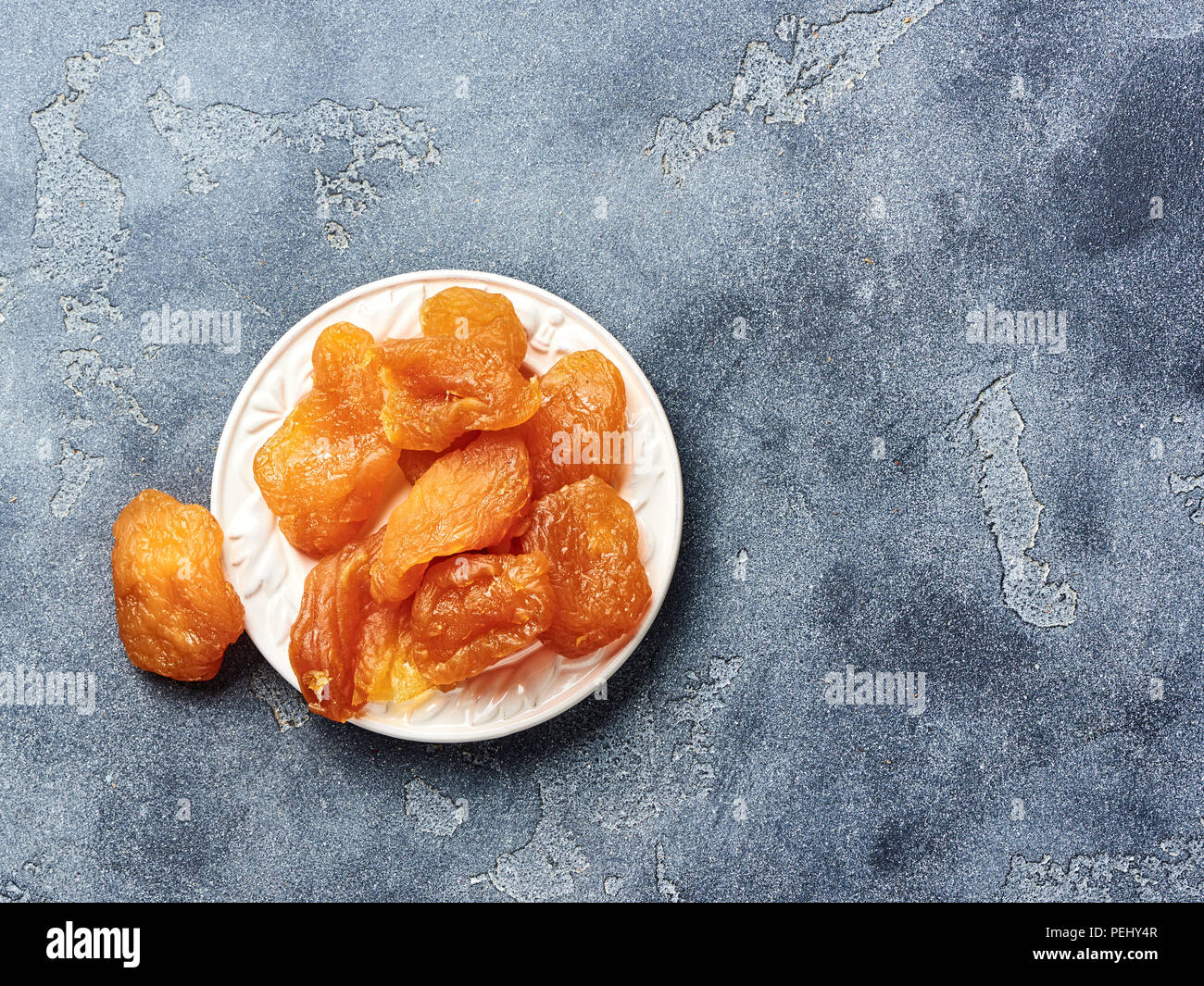 I canditi di Fette di pera. Frutta secca su sfondo grigio. Vista dall'alto. Foto Stock