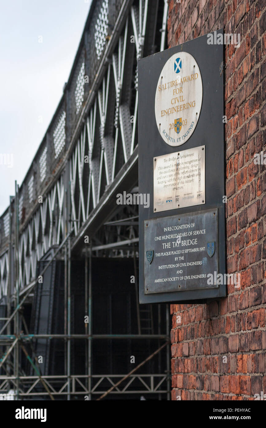 Premio Targa sul Tay Rail Bridge in Scozia. Foto Stock