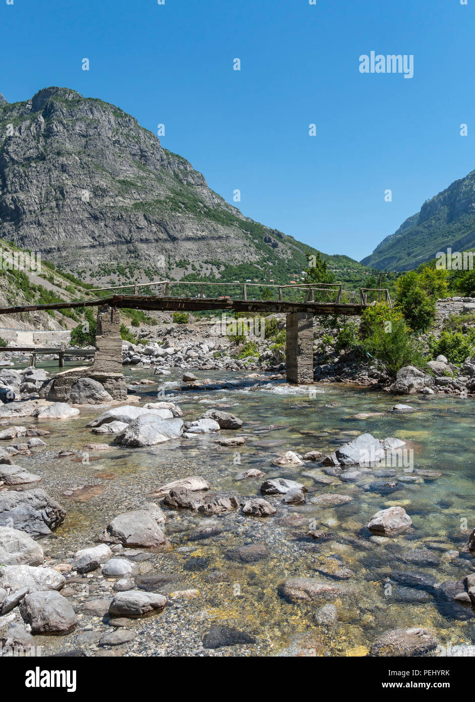 Un ponte che attraversa il fiume Cem a Dobrinje sulla SH 20 Strada più a nord strada in Albania, appena sotto il confine con Montinegro. L'Albania. Foto Stock