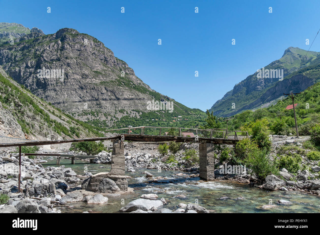 Un ponte che attraversa il fiume Cem a Dobrinje sulla SH 20 Strada più a nord strada in Albania, appena sotto il confine con Montinegro. L'Albania. Foto Stock