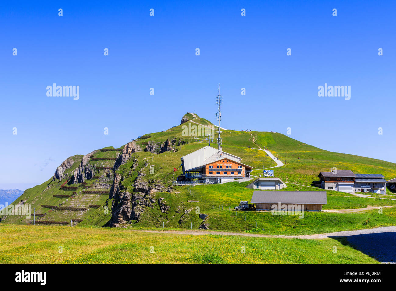 Mannlichen stazione della funivia al di sopra di Wengen nella regione di Jungfrau e percorso a piedi per il Royal View, Oberland bernese, Svizzera con cielo blu chiaro Foto Stock