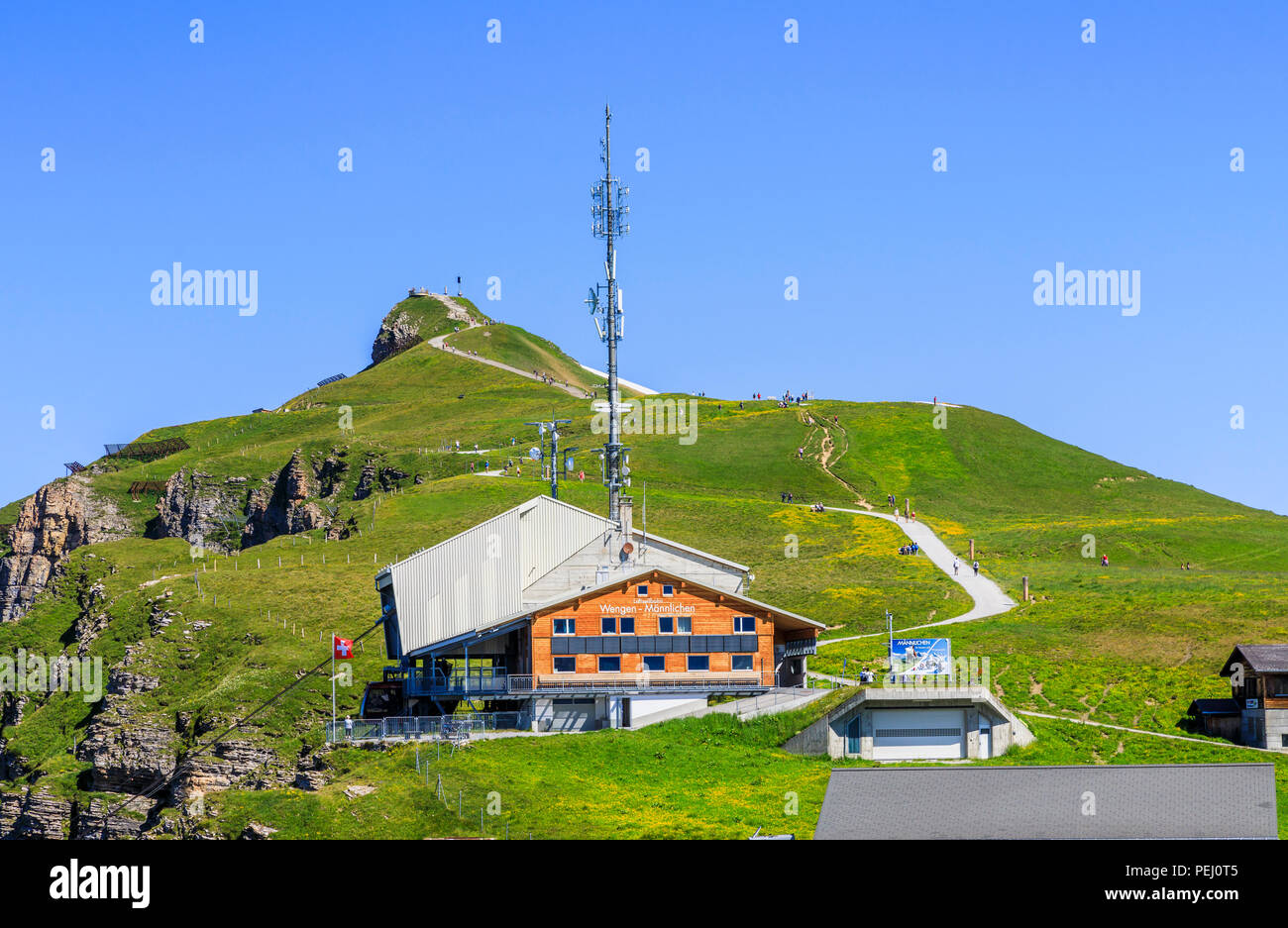 Maennlichen stazione della funivia al di sopra di Wengen nella regione di Jungfrau e percorso a piedi per il Royal View, Oberland bernese svizzera con cielo blu chiaro Foto Stock