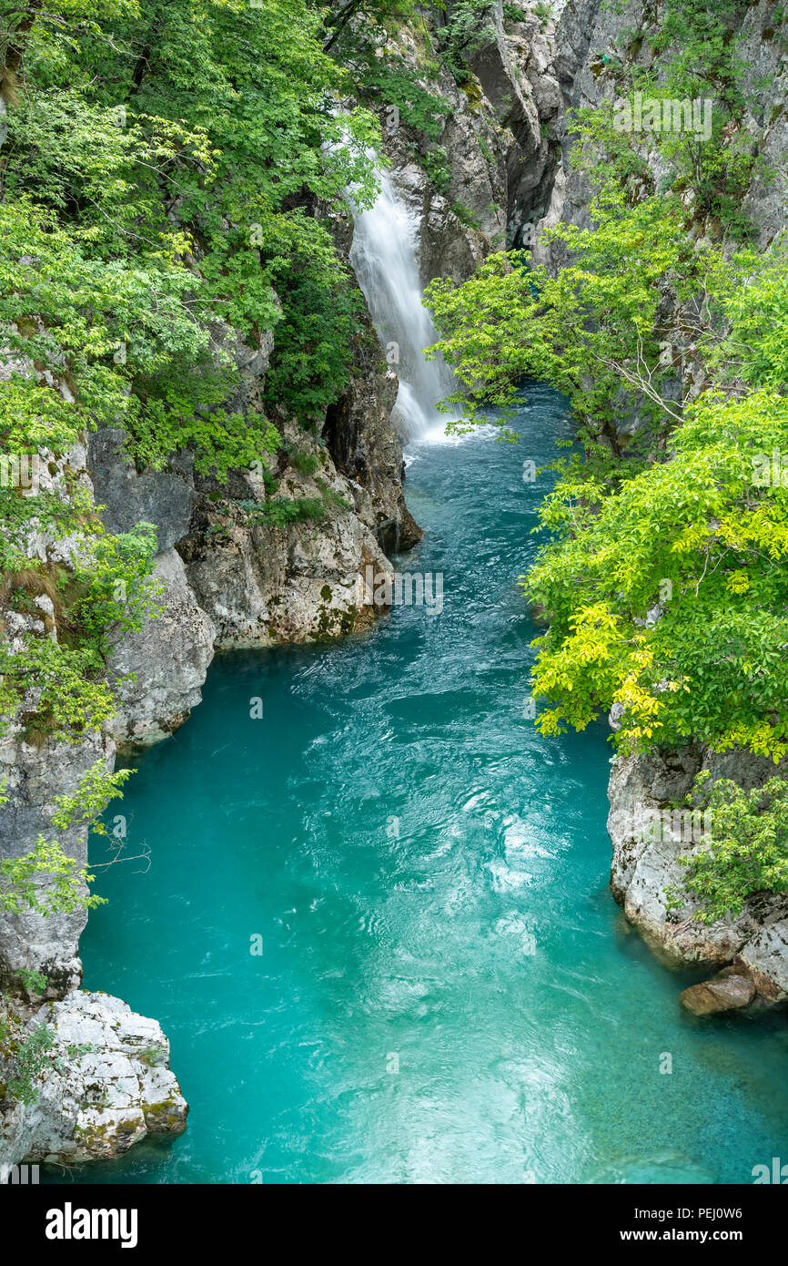 Una piscina turchese al di sotto di una cascata sul fiume Valbona, parte di Valbona National Park, nel nord est dell'Albania, Foto Stock