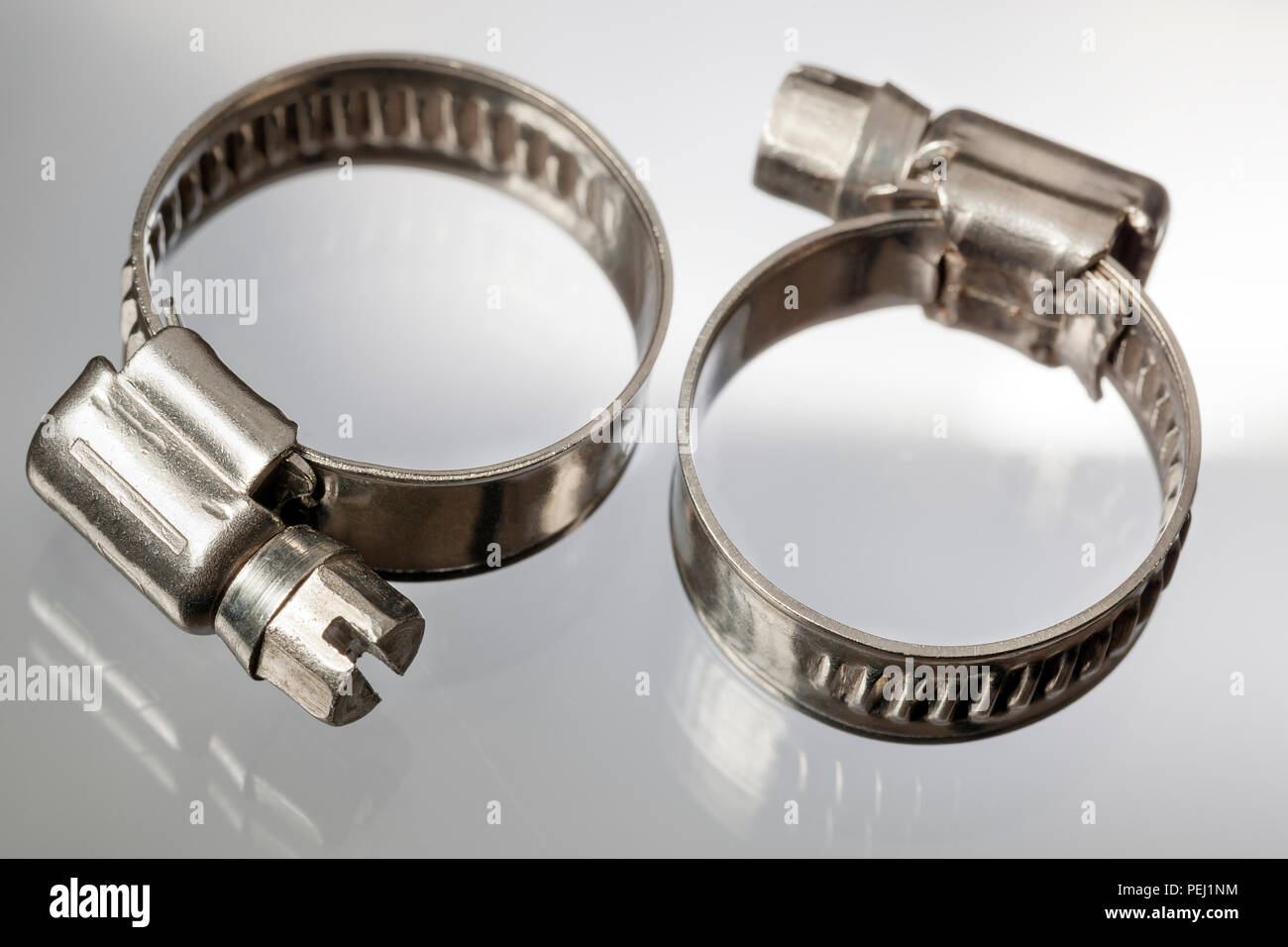 Materiale di costruzione di macro in acciaio inox fascette stringitubo Foto Stock