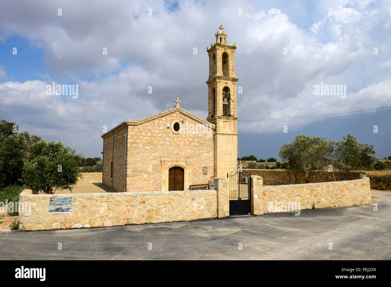 Restaurato recentemente Karpasha chiesa nel villaggio di Karpaseia (Karpasha), Repubblica Turca di Cipro del Nord Foto Stock