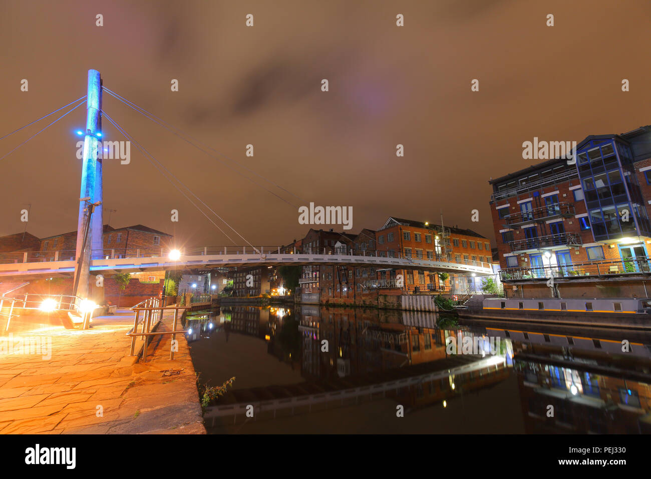 Centenario ponte attraverso il Leeds a Liverpool Canal at Brewery Wharf in Leeds City Centre Foto Stock