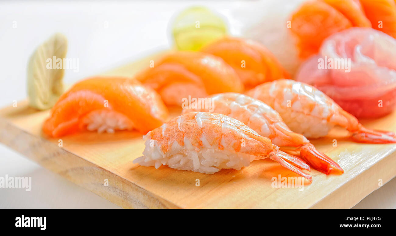 Il cibo giapponese è costituito da riso, salmone, melanzana. sushi per l'ora dei pasti. Foto Stock
