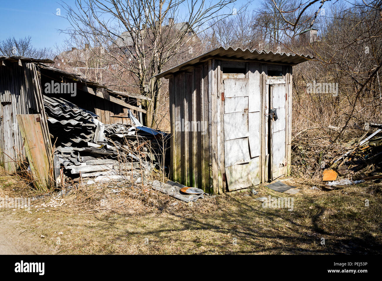 Doppia dipendenza bagni in un villaggio. Rustico in legno vecchio wc. Foto Stock
