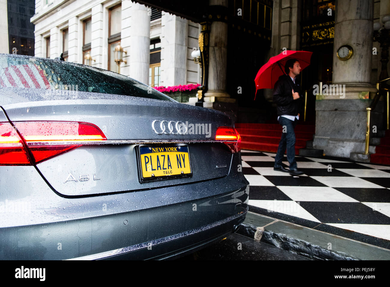 Audi A8 con Plaza NY piastra nella parte anteriore del Plaza Hotel di New York Foto Stock