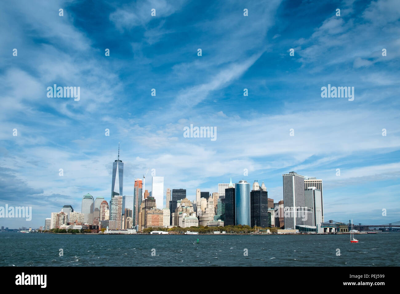 Skyline di New York da sud con un big sky Foto Stock