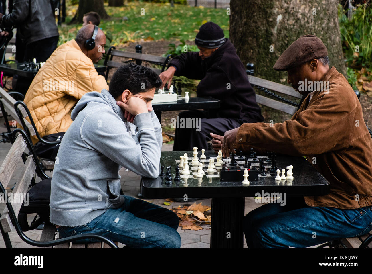Due uomini giocare a scacchi all'aperto a Washington Square Park - New York City Foto Stock