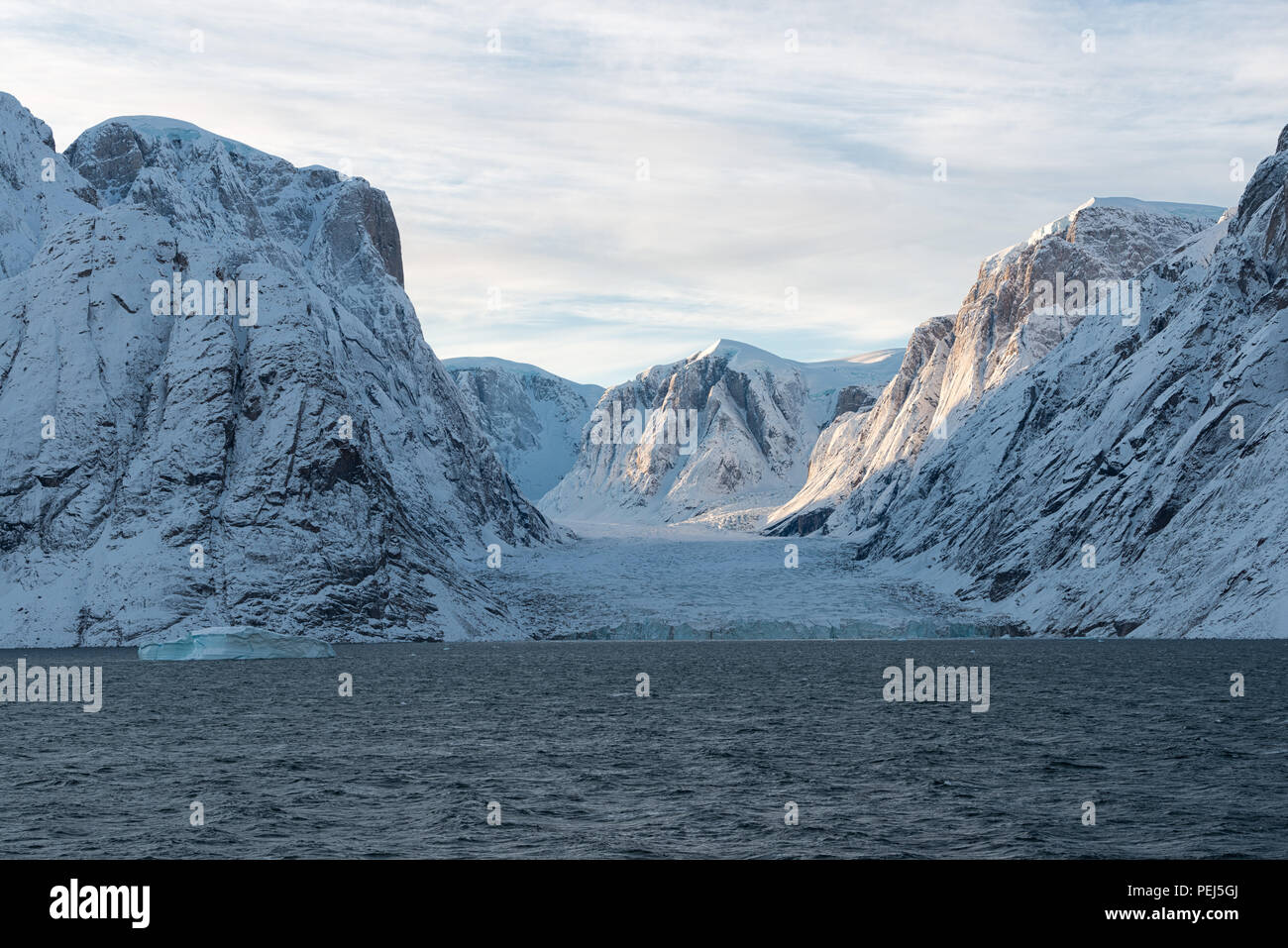 Autunno nel paesaggio artico. Fjord Øfjord, che fa parte di Scoresby Sund, Kangertitivaq, Groenlandia, Danimarca Foto Stock