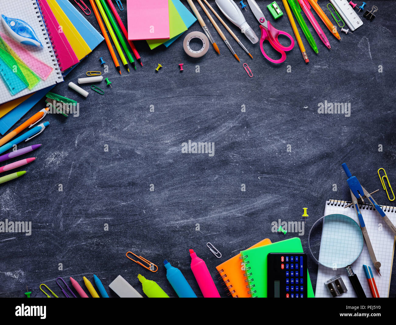 Forniture scolastiche nel telaio sulla lavagna Foto Stock