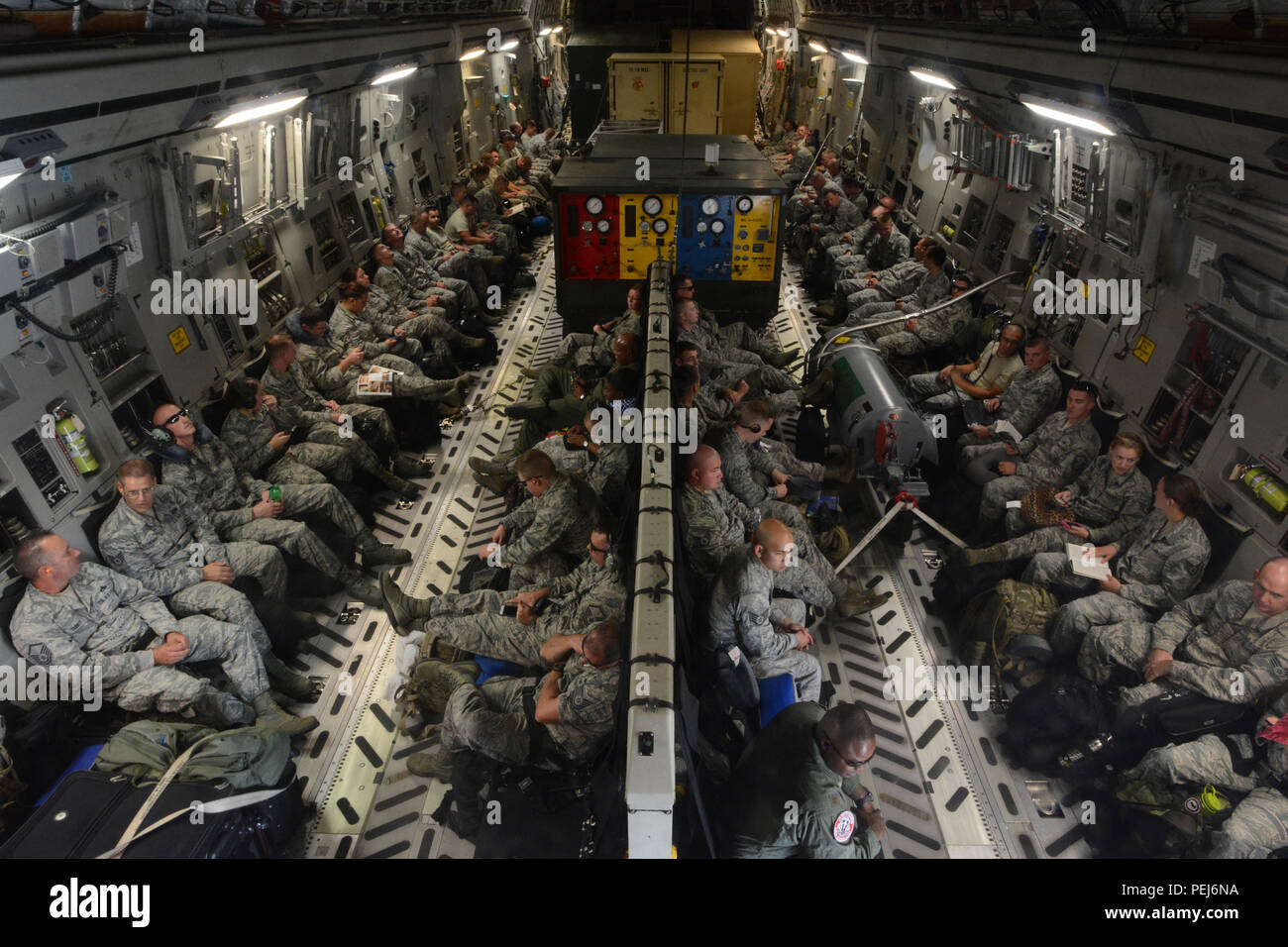 Membri del Wisconsin Air National Guard's 115Fighter Wing en route per Łask Air Base, Polonia, a bordo di una C-17 Globemaster III dal 172nd Airlift Wing, e il agosto 27, 2015. Il Wisconsin aviatori si uniscono a loro servizio attivo omologhi 52nd Fighter Wing a Spangdahlem Air Base, Germania, al treno con il polacco della Air Force durante la U.S. Il distacco di aviazione rotazione 15-4. La formazione annuale esercizio ospitato dal Av-Det è progettato per migliorare la difesa bilaterali i legami tra la Polonia e gli Stati Uniti, rafforzando al contempo l'interoperabilità degli alleati della NATO. (U.S. Air National Guard Pho Foto Stock