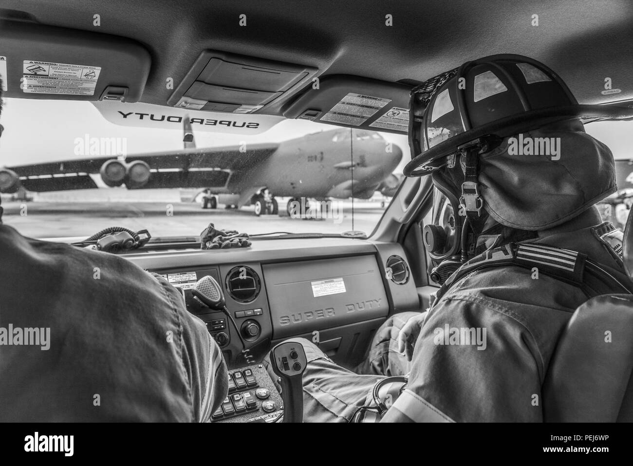 Terence peccatore, quinto ingegnere civile Squadron hazmat tecnico, giostre per il sito di una simulazione B-52H Stratofortress fuoco durante un esercizio sul flightline a Minot Air Force Base, N.D., Agosto 28, 2015. Lo scopo dell'esercizio era di grado i vigili del fuoco la capacità di lavorare come un team per l'arresto del velivolo, lo spegnimento di un motore di simulazione di incendio e di evacuare e curare le due vittime. (U.S. Air Force photo/ Airman 1. Classe J. T. Armstrong) Foto Stock