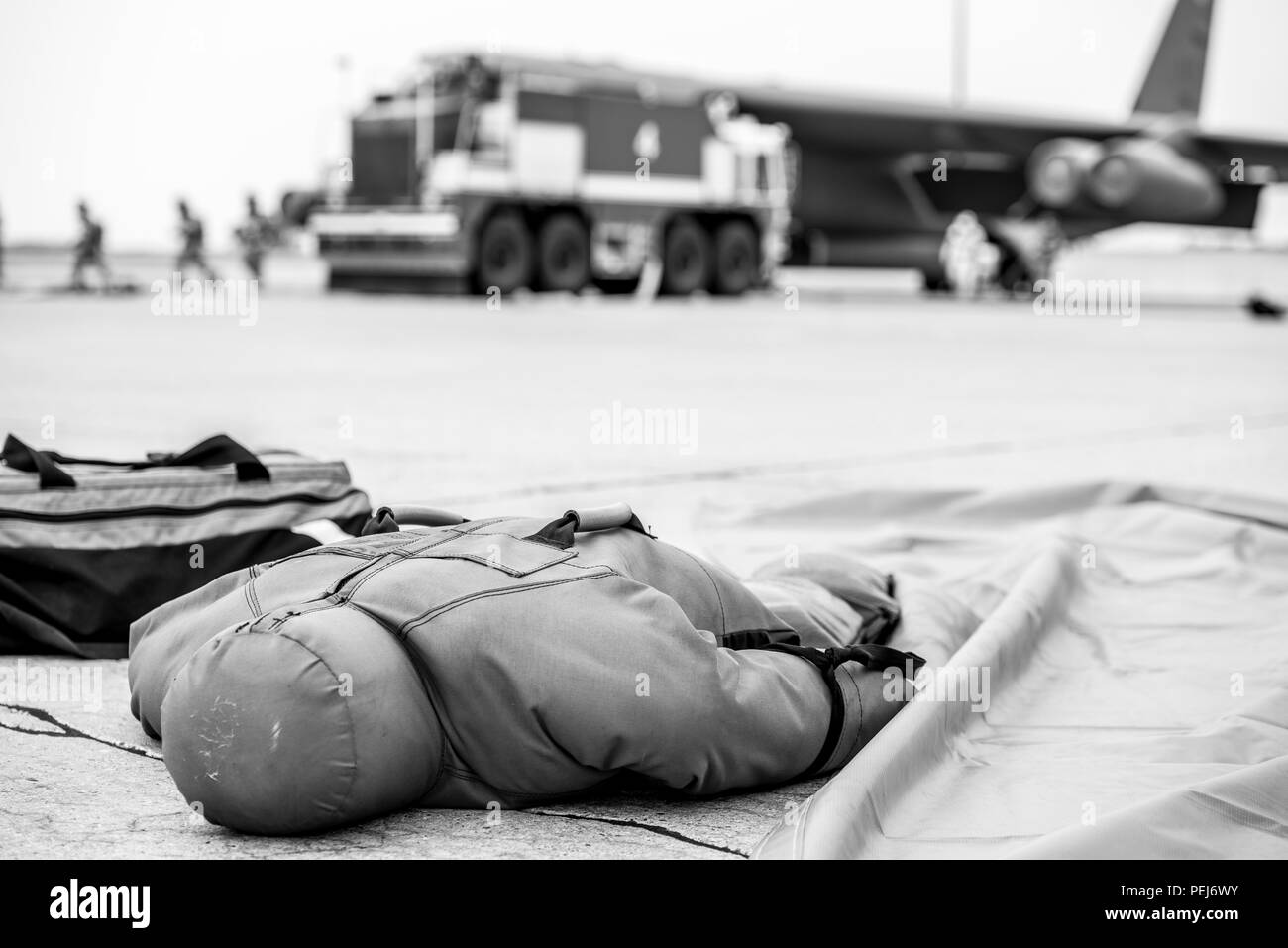 La formazione di un fantoccio che rappresenta una vittima, giace sul flightline dopo essere stato salvato da una simulazione B-52H Stratofortress motore fire durante un esercizio a Minot Air Force Base, N.D., Agosto 28, 2015. La formazione di due manichini rappresentato feriti personale, uno in pozzetto e l'altro al di fuori del velivolo, sono stati utilizzati per testare la capacità dei vigili del fuoco per evacuare le vittime dai punti difficili. (U.S. Air Force photo/ Airman 1. Classe J. T. Armstrong) Foto Stock