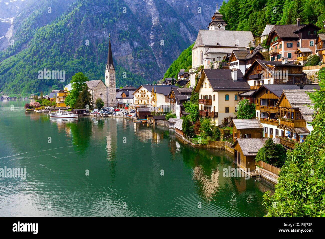 Bellissimo villaggio Halstatt,con vista sul lago e sui monti,Austia. Foto Stock