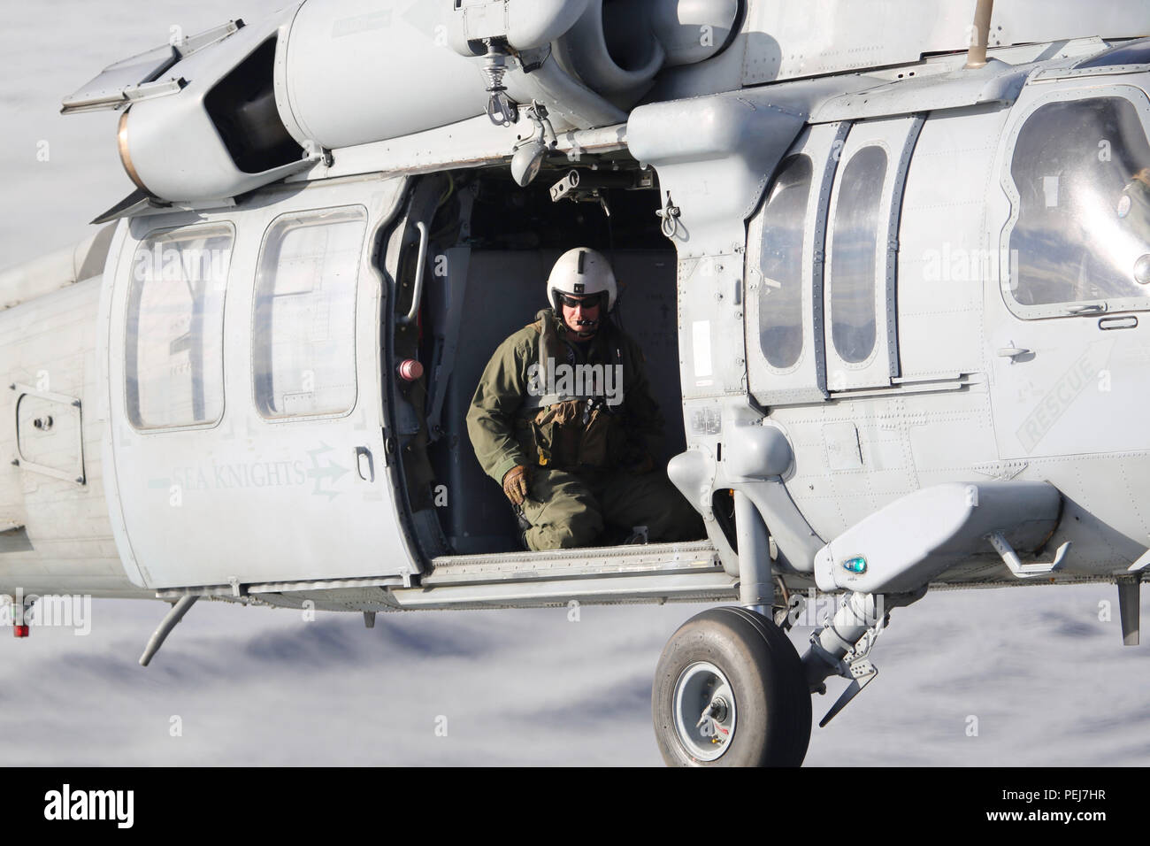 151123-N-XX999-016 mare mediterraneo (nov. 23, 2015) un MH-60S Seahawk elicottero, assegnato al 'Sea Cavalieri' del mare in elicottero Combat Squadron 22, a bordo della USS Harry Truman (CVN 75) sposta il carico durante un rifornimento in mare con la forza militare di comando Sealift flotta oliatore di rifornimento USNS John Lenthall (T-AO 189) nov. 23, 2015. Harry Truman Carrier Strike gruppo sta conducendo operazioni navali negli Stati Uniti Sesta flotta area di operazioni a sostegno degli Stati Uniti per gli interessi di sicurezza nazionali in Europa e in Africa. (U.S. Navy foto di Rohn D. Wallace/rilasciato) Foto Stock