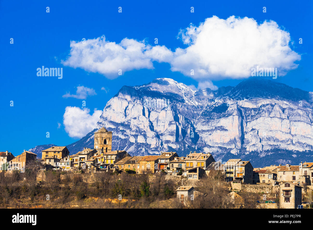 Bellissimo villaggio di Ainsa,vista con montagne e case tradizionali,Spagna. Foto Stock