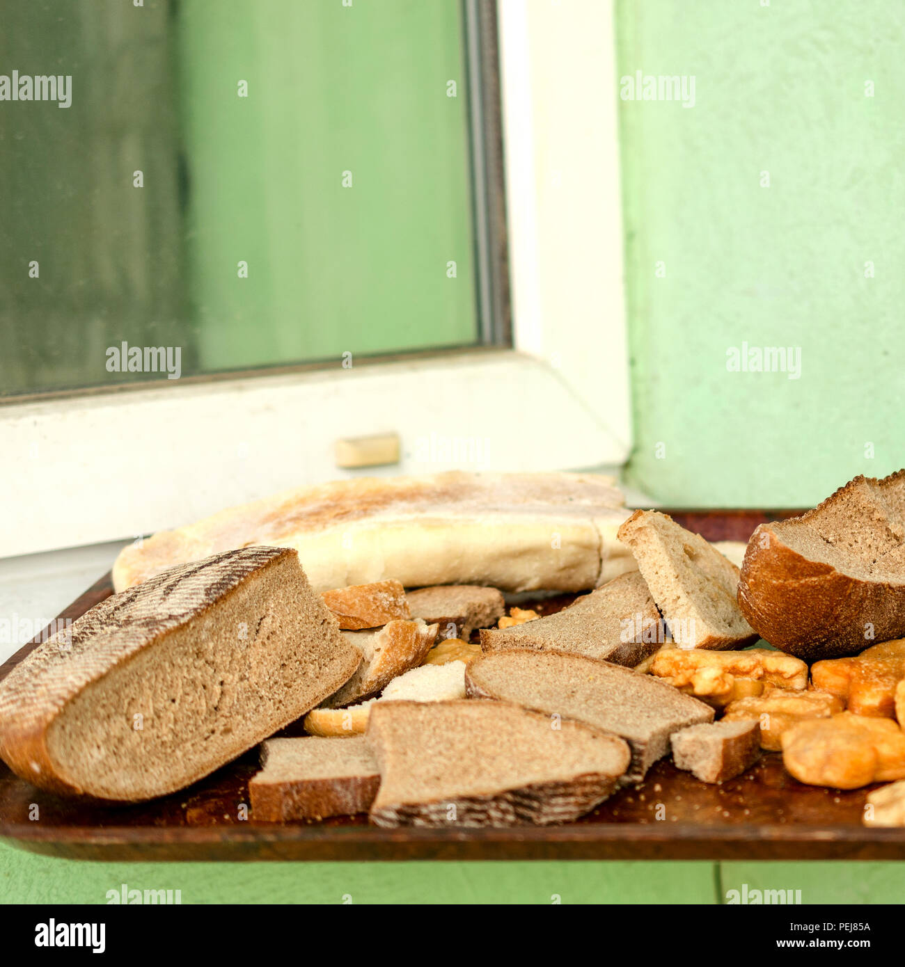Pila di molte fette di pane raffermo e altri stantio beni cotti al forno. Tossing pane e acquistare troppo pane senza la necessità. O di scorte di fette biscottate per un po Foto Stock
