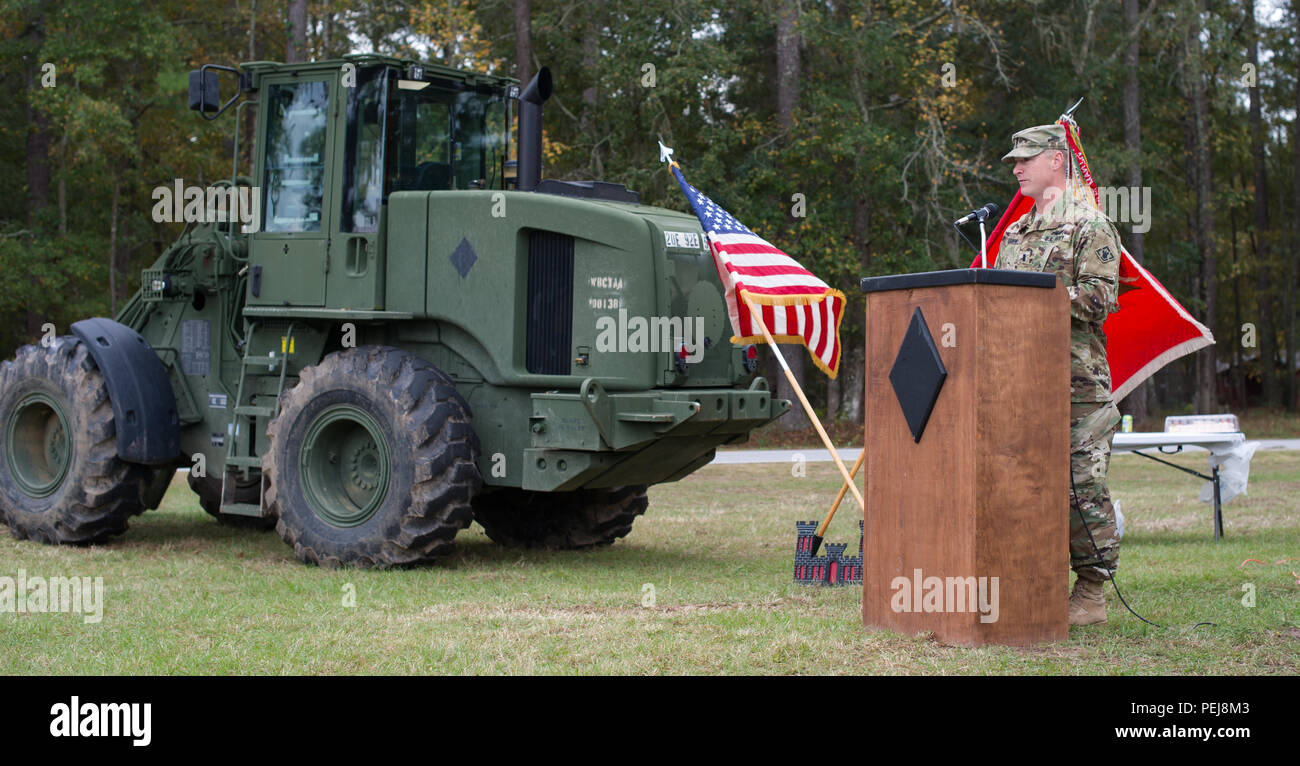 Primo Lt. William Sauer, un comandante di plotone entro il 526th Engineer Company, 92Battaglione ingegnere "diamanti neri" parla durante una fastosa cerimonia tenutasi qui a Holbrook Pond, DIC 3. I diamanti neri terrà la cerimonia rivoluzionaria per la nuova esecuzione di trail che stanno costruendo. Dopo un breve discorso, la guarnigione command team come pure altri importanti protagonisti del progetto ha preso parte alla cerimonia di scavare. (U.S. Foto dell'esercito dal personale. Sgt. Richard Wrigley, terza divisione di fanteria per Affari pubblici) Foto Stock