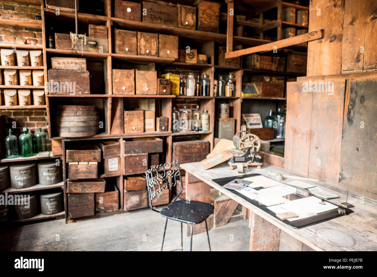 Stabler-Leadbeater Apothecary Museum Interior Alexandria Virginia // ALEXANDRIA, Virginia, Stati Uniti — lo storico Stabler-Leadbeater Apothecary Museum si trova in South Fairfax Street, la sua facciata del XVIII secolo, un testamento del patrimonio coloniale della città vecchia di Alexandria. All'interno, gli scaffali rivestiti con bottiglie di medicinali antichi, erbe e attrezzature farmaceutiche offrono uno sguardo sulle prime pratiche medicinali americane. Foto Stock