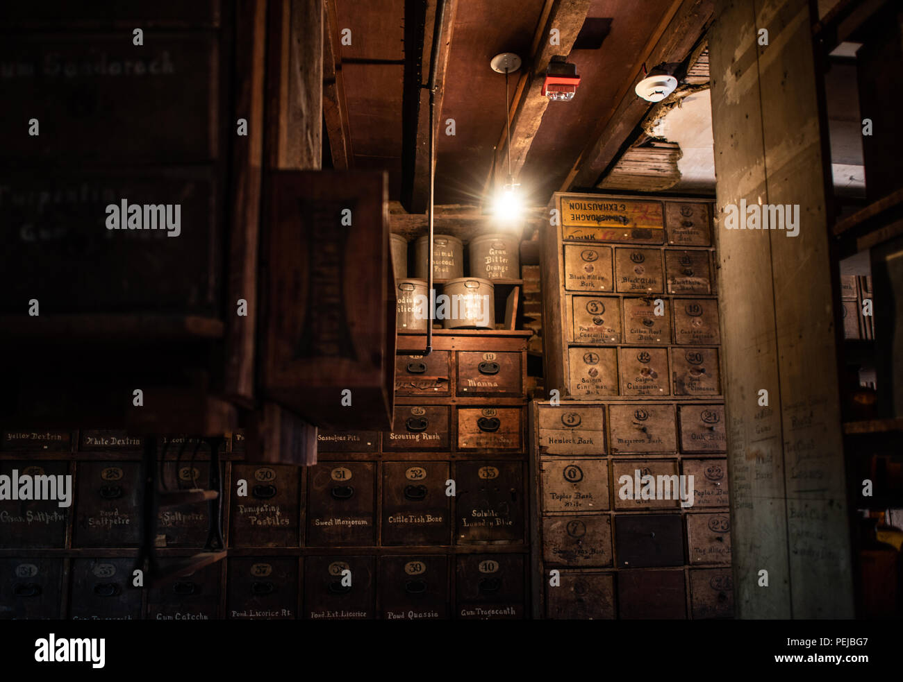 Stabler-Leadbeater Apothecary Museum Medicine Drawers Alexandria Virginia // ALEXANDRIA, Virginia, Stati Uniti — lo storico Stabler-Leadbeater Apothecary Museum si erge conservato in South Fairfax Street, la sua facciata del XVIII secolo a testimonianza del patrimonio coloniale della città vecchia di Alexandria. All'interno, gli scaffali rivestiti con bottiglie di medicinali antichi, erbe e attrezzature farmaceutiche offrono uno sguardo sulle prime pratiche medicinali americane. Foto Stock