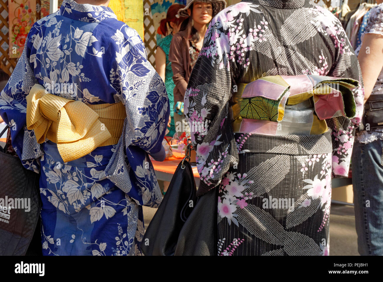 Due donne che indossano tradizionali kimonos giapponesi all'annuale Powell Street Festival di Japantown, Vancouver, BC, Canada Foto Stock