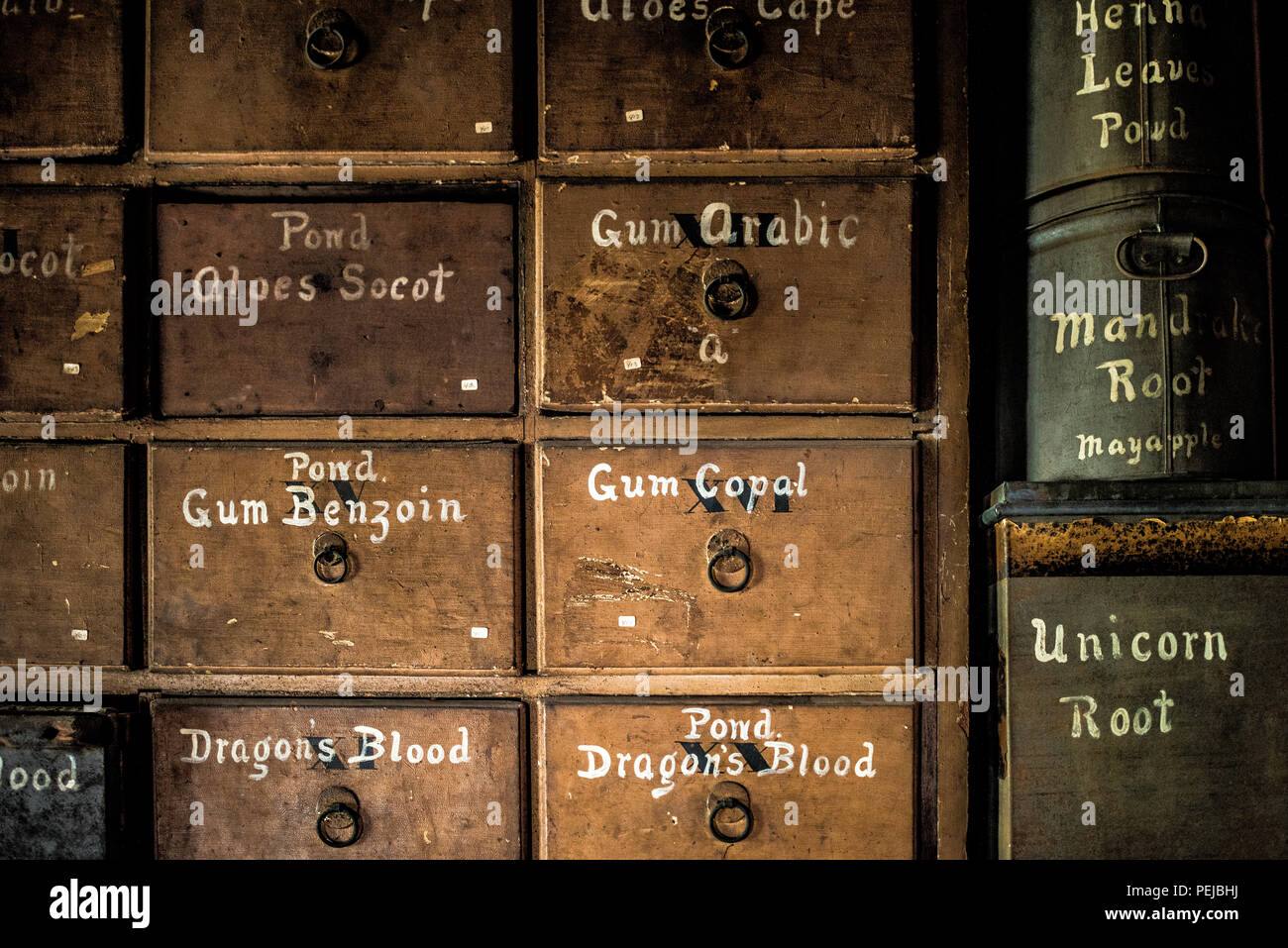 Cassettoni di medicina antica dell'apoteca Stabler-Leadbeater Alexandria Virginia | ALEXANDRIA, Virginia, Stati Uniti — Il museo storico dell'apoteca Stabler-Leadbeater si trova conservato su South Fairfax Street, la sua facciata del XVIII secolo è una testimonianza dell'eredità coloniale di Old Town Alexandria. All'interno, scaffali pieni di bottiglie di medicina antiche, erbe e attrezzature farmaceutiche offrono uno sguardo sulle pratiche medicinali americane antiche. Foto Stock
