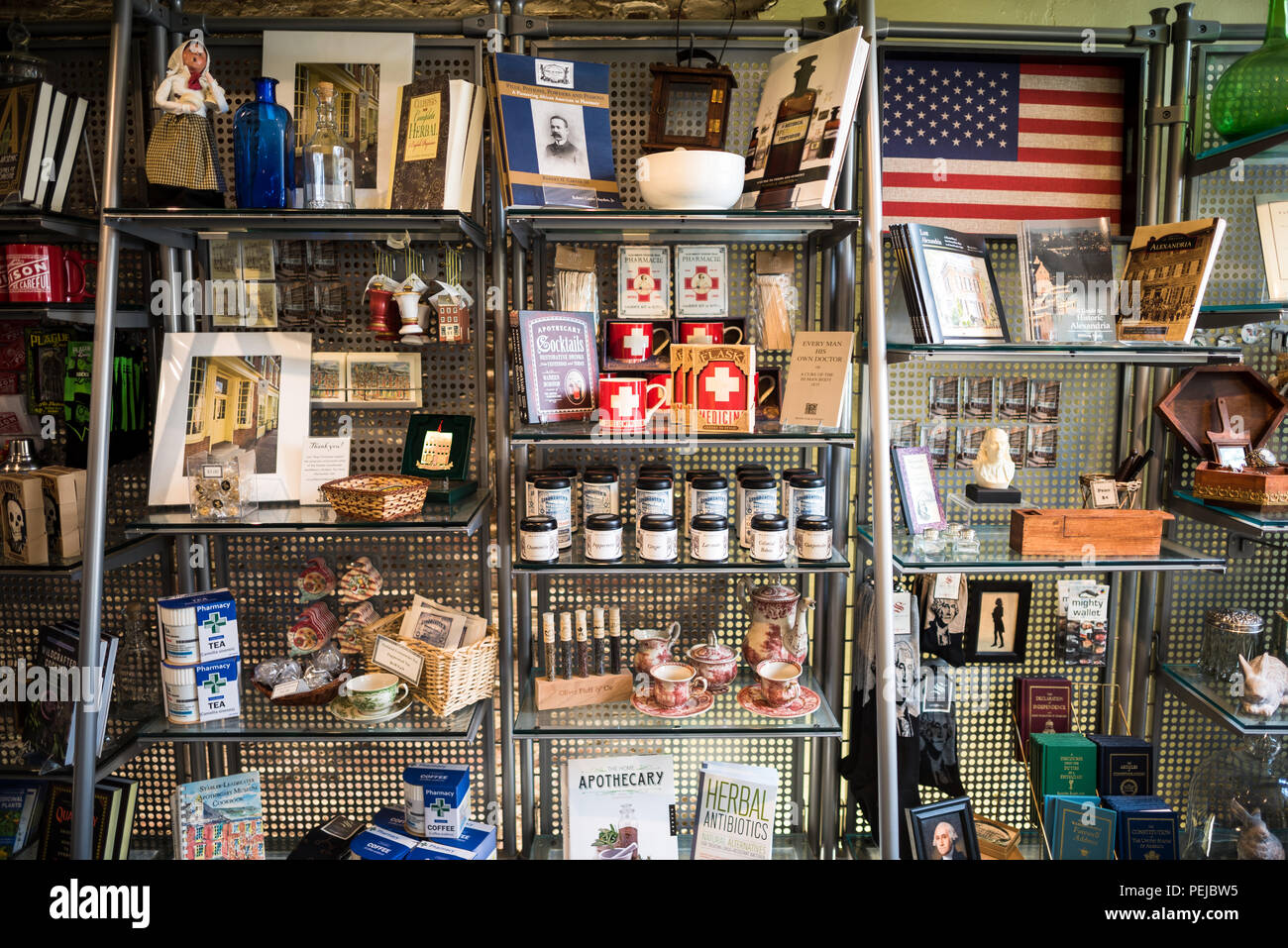 ALEXANDRIA, Virginia, Stati Uniti: Lo storico museo dell'apotecaria Stabler-Leadbeater si trova in South Fairfax Street, la sua facciata del XVIII secolo, a testimonianza del patrimonio coloniale della città vecchia di Alexandria. All'interno, gli scaffali rivestiti con bottiglie di medicinali antichi, erbe e attrezzature farmaceutiche offrono uno sguardo sulle prime pratiche medicinali americane. Foto Stock