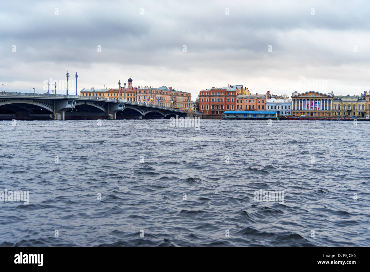 Vista del terrapieno inglese e Annunciazione o Blagoveshchensky Bridge a San Pietroburgo - Russia Foto Stock