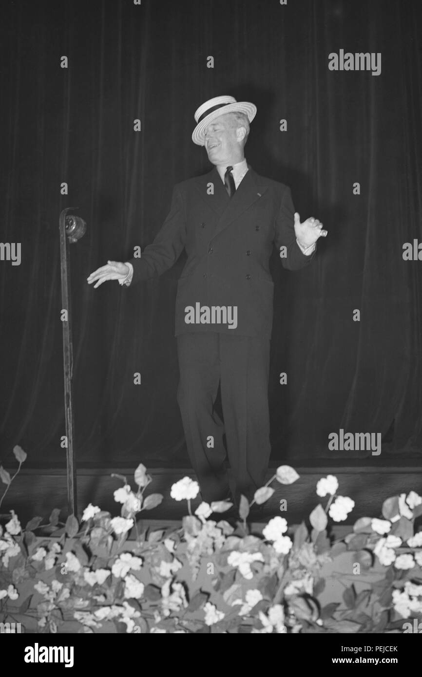 Maurice Chevalier, completare con il famoso cappello di paglia ed espressivo gesto di passare attraverso il suo 16-minute agire durante la fase finale delle Prove abito at The London Coliseum. Foto Stock