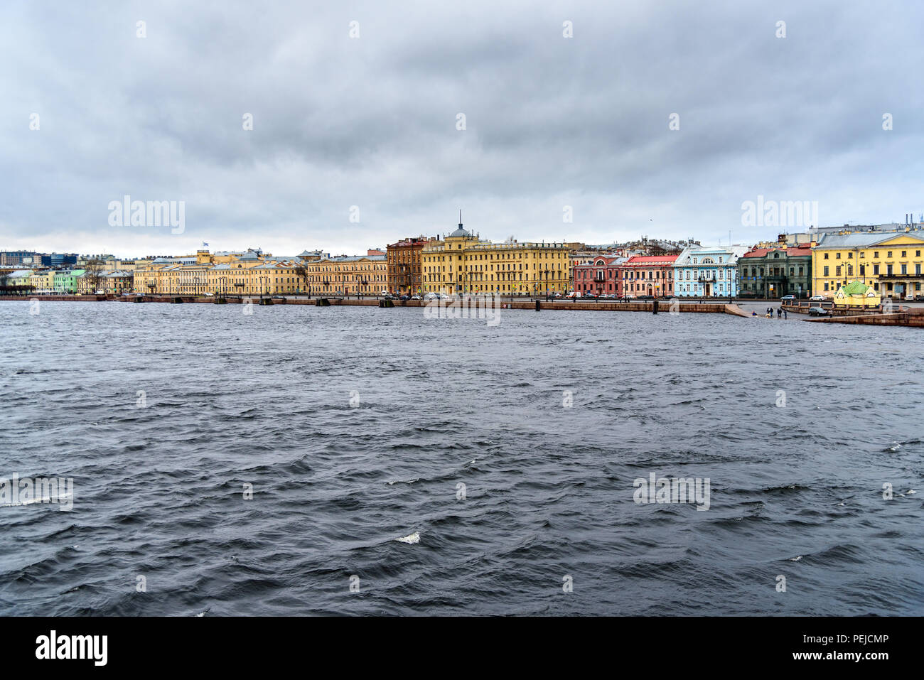 Vista del tenente Schmidt Embankment s a Isola Vasilyevsky. San Pietroburgo. La Russia Foto Stock