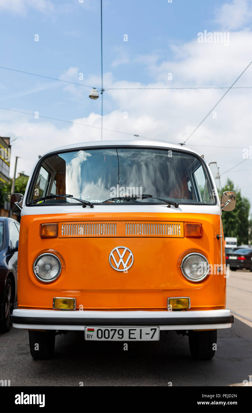 Minsk, Bielorussia, 14 agosto 2018 - Arancione Volkswagen Tipo 2 VW T2 parcheggiato sulla strada, noto come il trasportatore, Kombi o Microbus, Bus o pannello di Camper Foto Stock